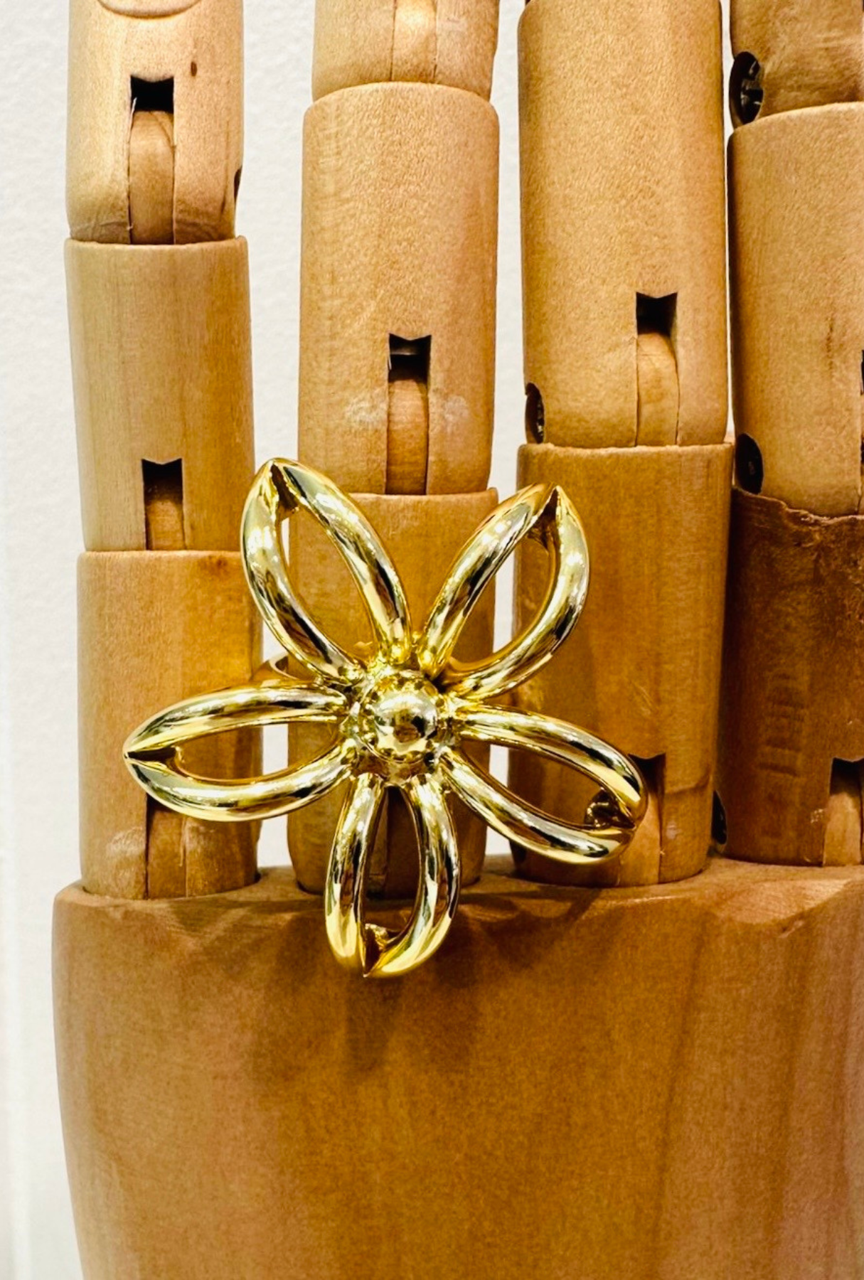 GOLD STATEMENT FLOWER